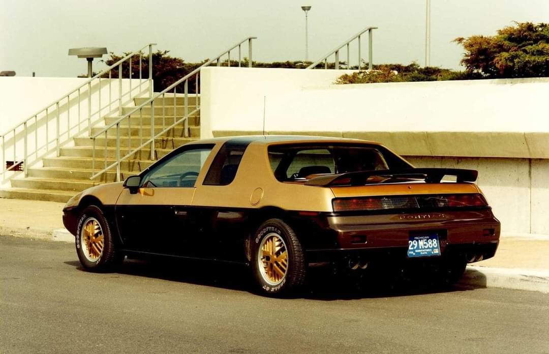 File:1985 Pontiac Fiero GT front right.jpg - Wikimedia Commons